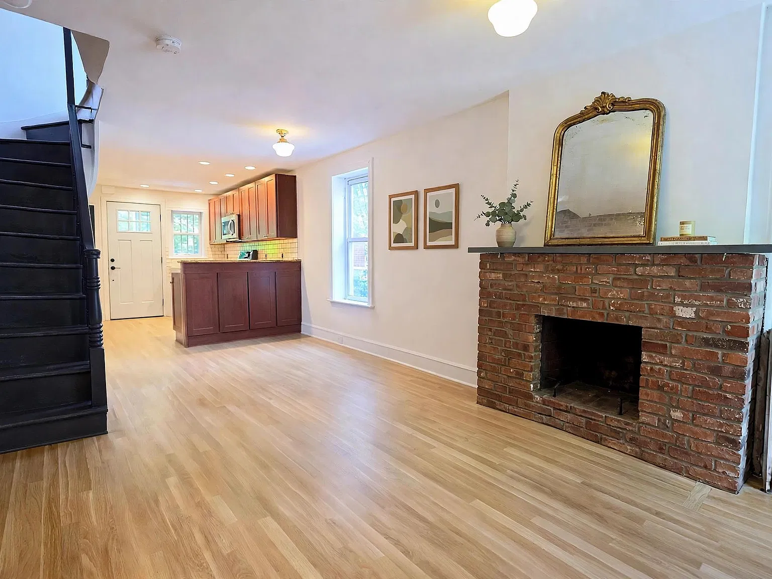 3 bed, 1.5 bath, 1325 sqft, $6,200 — Photo 2