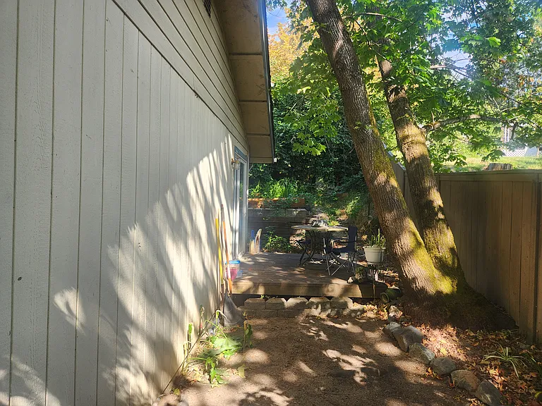 908 NW E St #B — Photo 6