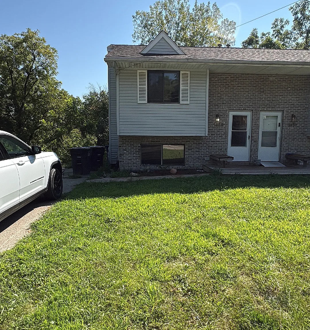 3 bed, 960 sqft, $1,295 — Photo 1