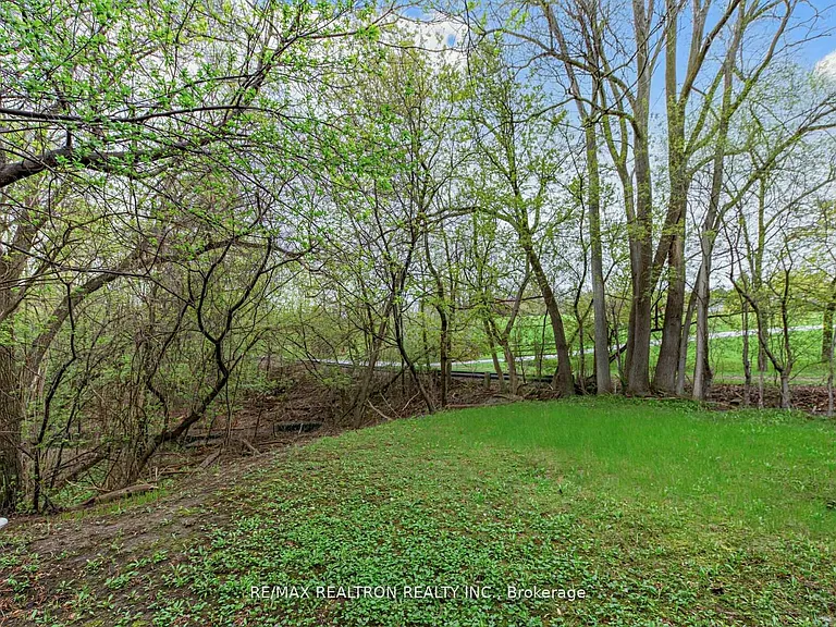 44 Pineway Blvd W — Photo 30