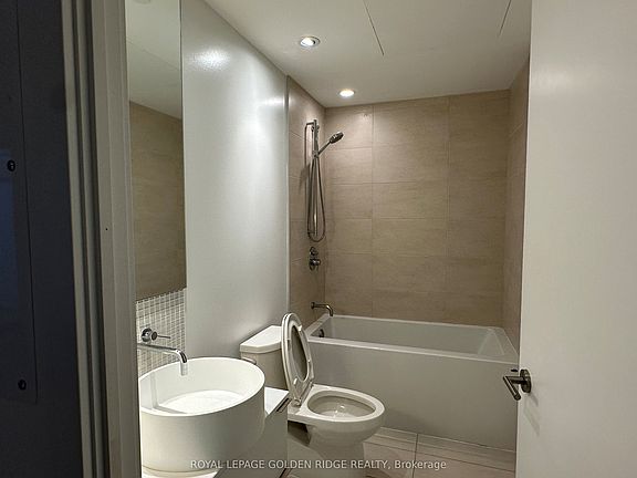 5th image of 185 Roehampton Ave #2411