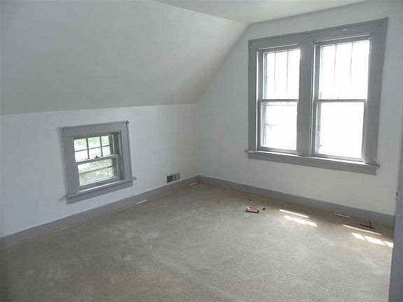 4th image of 229 N Hinkley Ave