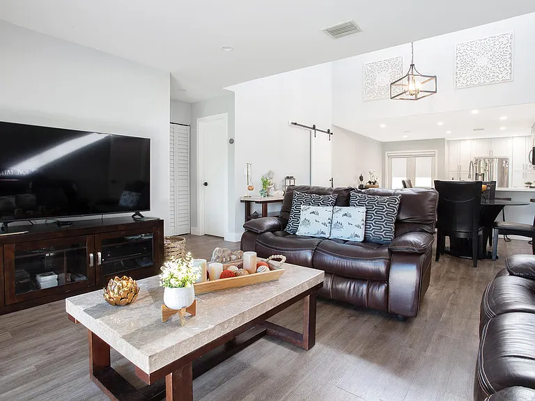10048 SW 16th St — Photo 14