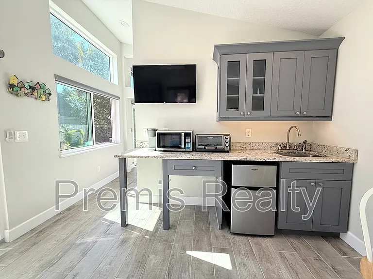 1103 Charles St — Photo 35