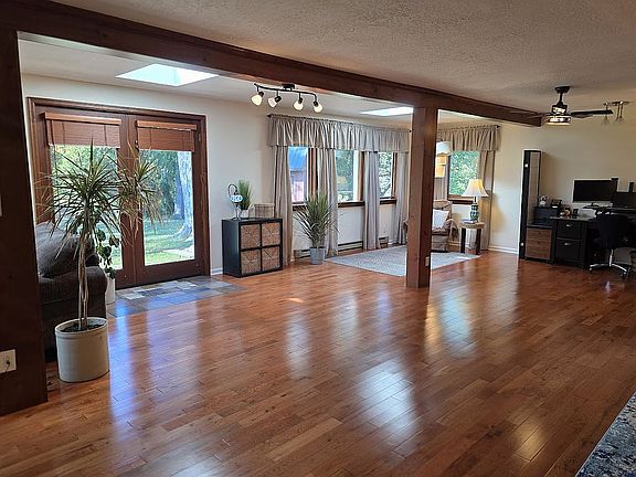 3rd image of 10 Greenview Dr