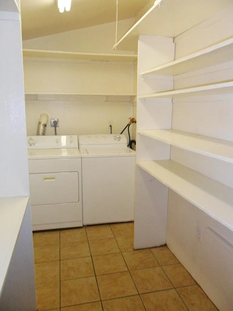 1320 E Adams St — Photo 2