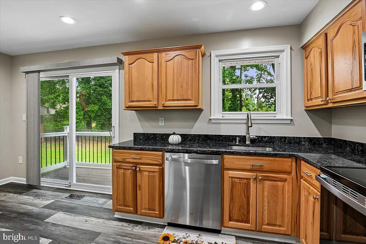 4 bed, 2.0 bath, 1583 sqft, $3,500 — Photo 2