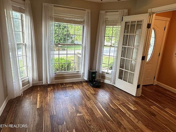 3rd image of 927 Sugarwood Dr
