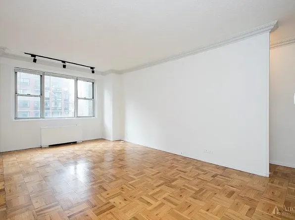 300 East 40th Street image 1 of 6