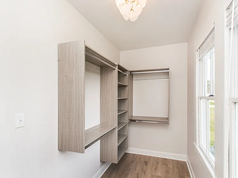 445 W Oak St — Photo 8
