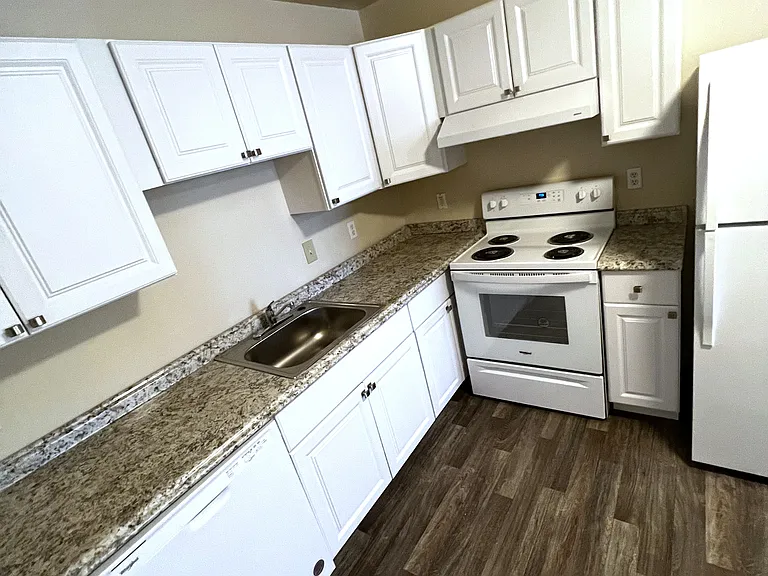 706 Vermont Ave — Photo 2