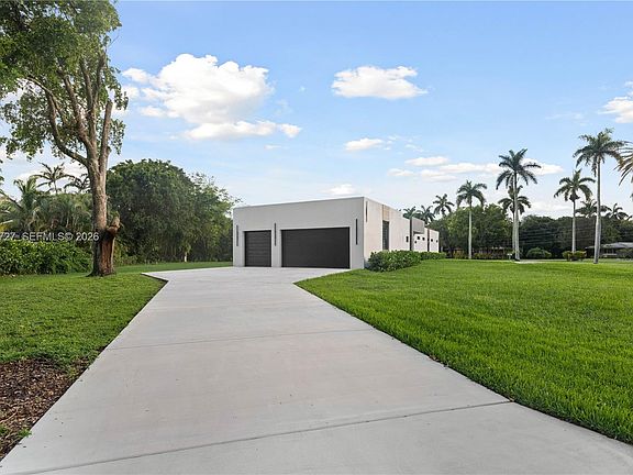 4th image of 360 Holly Ln