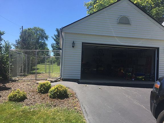 2.5 car garage w/dog kennel