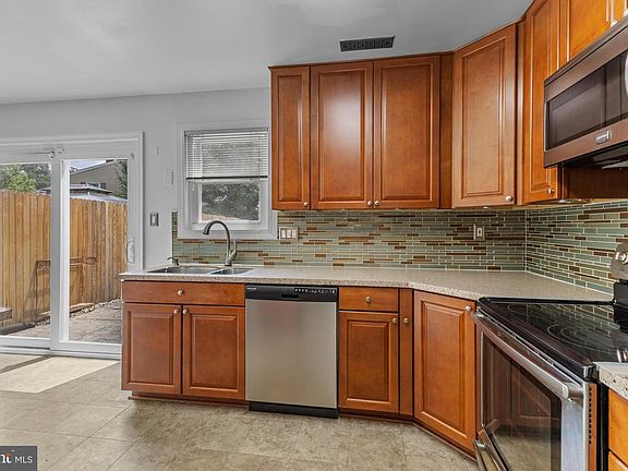 3rd image of 332 Woodside Pl