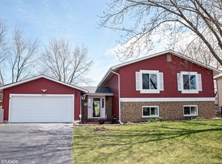869 Lakeside Dr, Bartlett, IL 60103