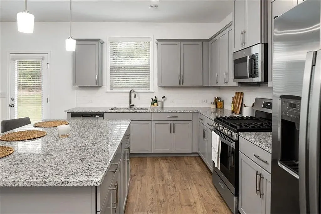 4 bed, 2.5 bath, 2493 sqft, $2,925 — Photo 2
