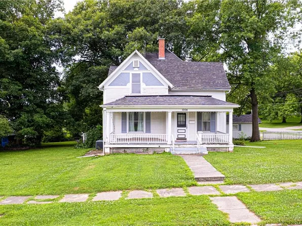1004 E 2nd St, Maryville, MO 64468
