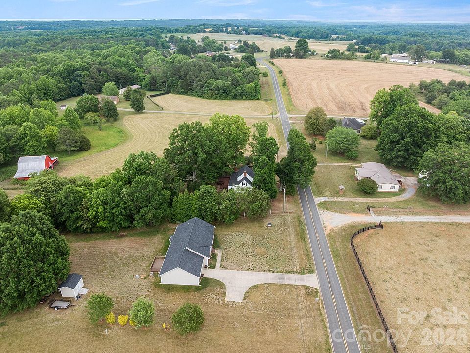 35th image of 681 Tower Rd