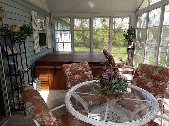 Sun room with hot tub