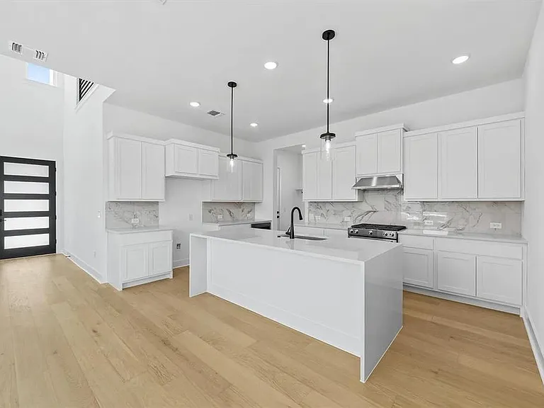 110 Pennybacker Ln — Photo 2