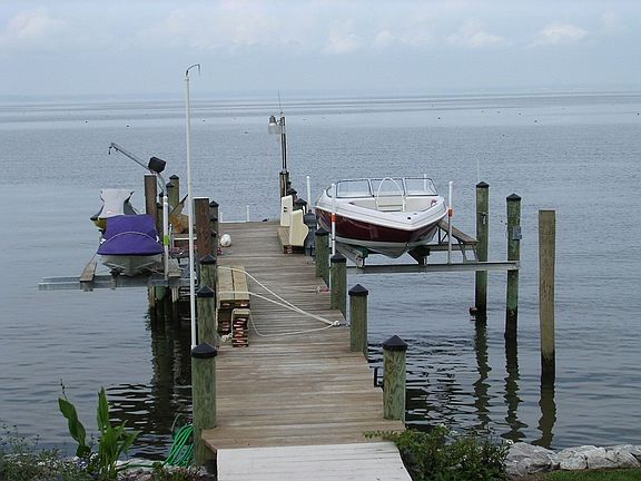 Dock with three electric lifts