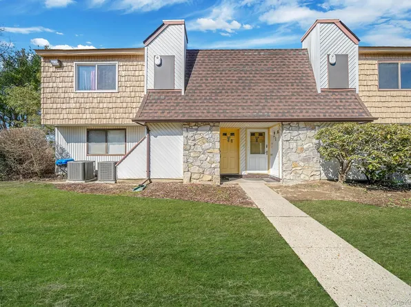 222 Pointe Circle N #2, Coram, NY 11727