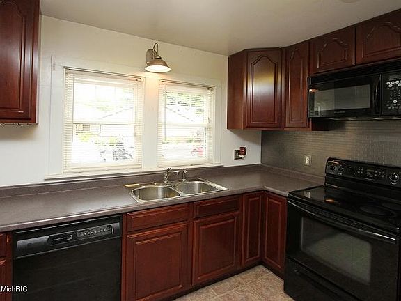 4th image of 330 W Allegan St