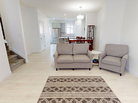 5th image of 5202 Lark Cres NW