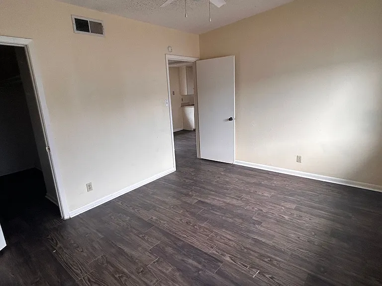 2408 Longview St — Photo 9
