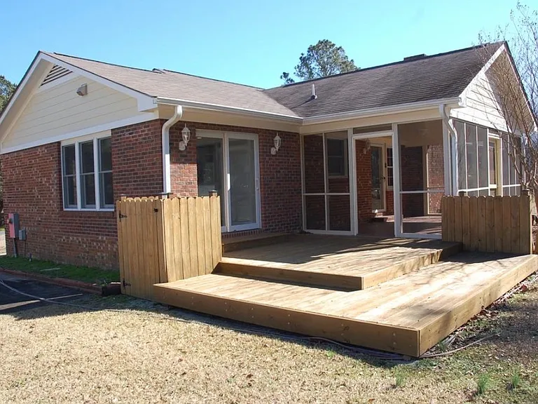 104 Dorchester Ln — Photo 3