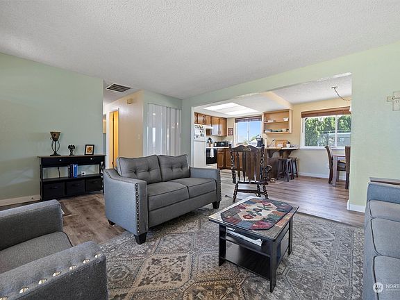 3rd image of 529 N Crestview Drive