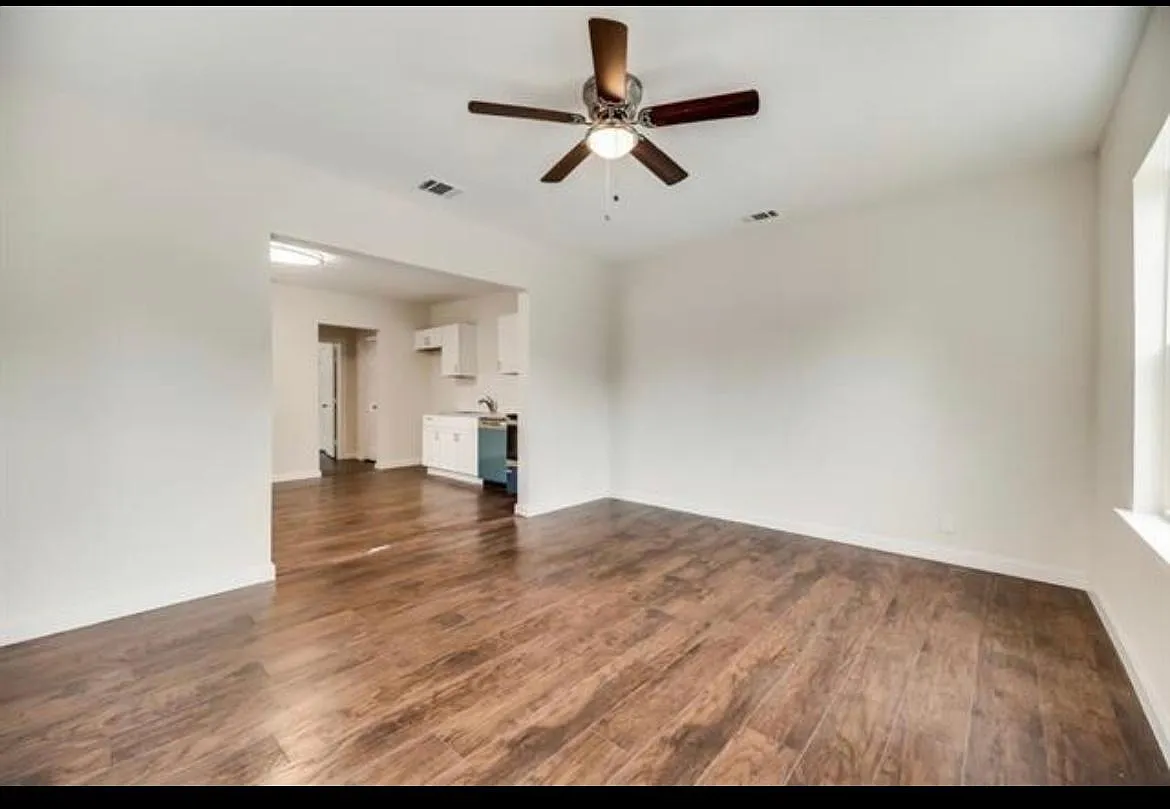 924 W Pecan St — Photo 3