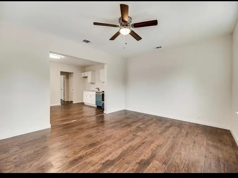 924 W Pecan St — Photo 3