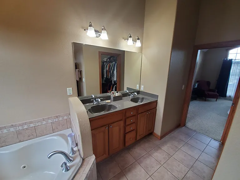W150N7229 Paseo Ln — Photo 18