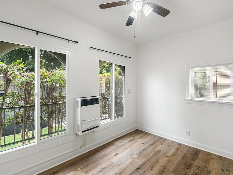 1623 N Mariposa — Photo 65