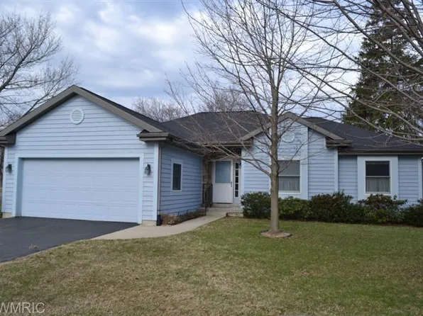 3386 Coventry Ct, Saint Joseph, MI 49085
