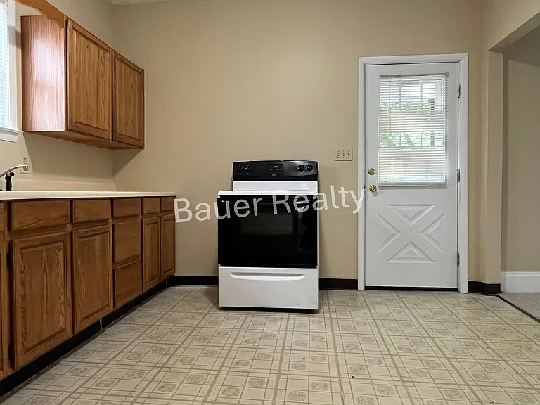 629 Cottage St — Photo 7