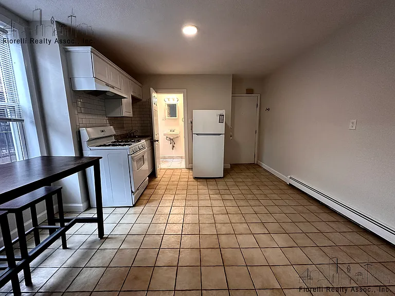 39 Charter St #5 — Photo 3