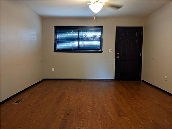 4th image of 302 SE G St