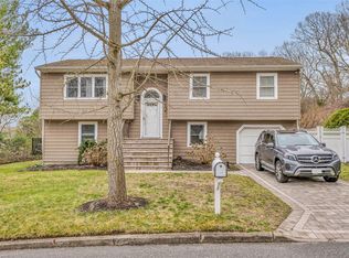 12 Lamb Pl, Dix Hills, NY 11746