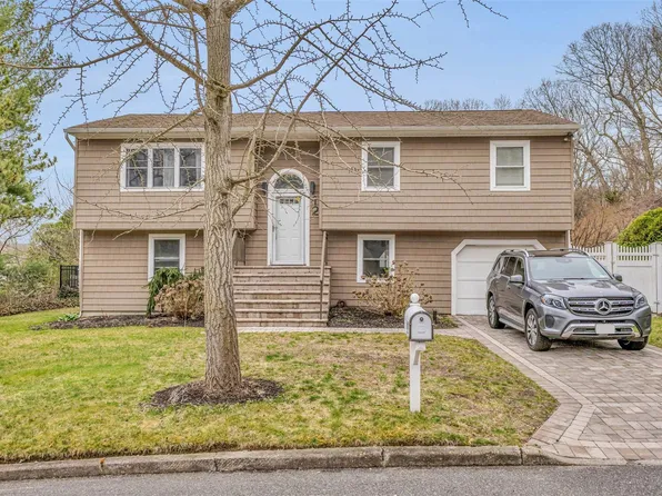 12 Lamb Place, Dix Hills, NY 11746
