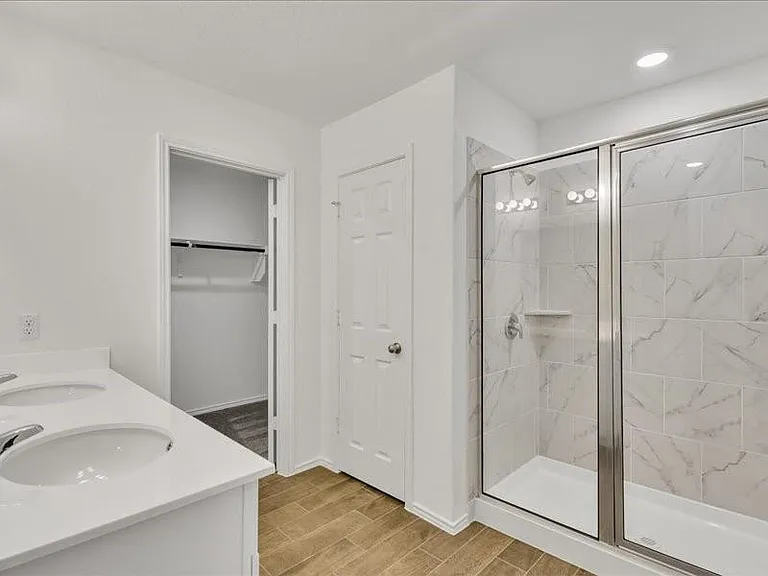 140 Banyon Dr — Photo 32