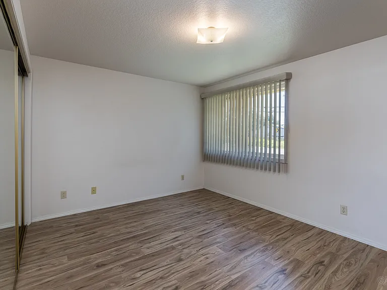 300 N Vernonia Rd — Photo 5