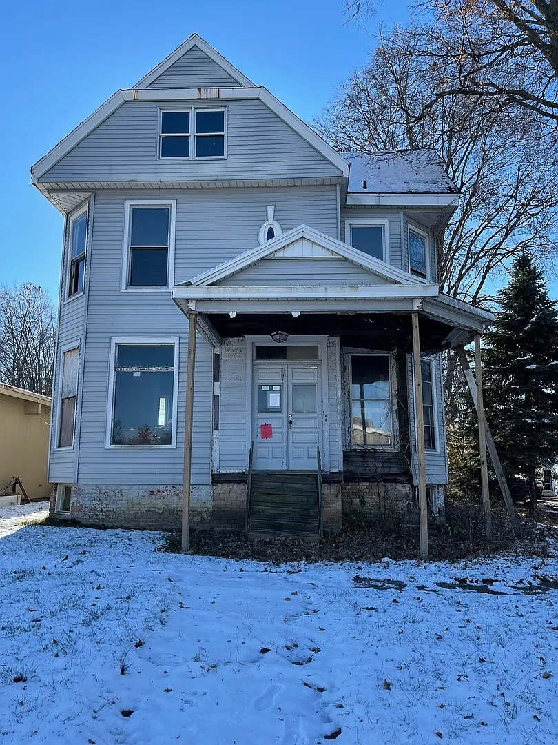 511 E Locust St photo 1