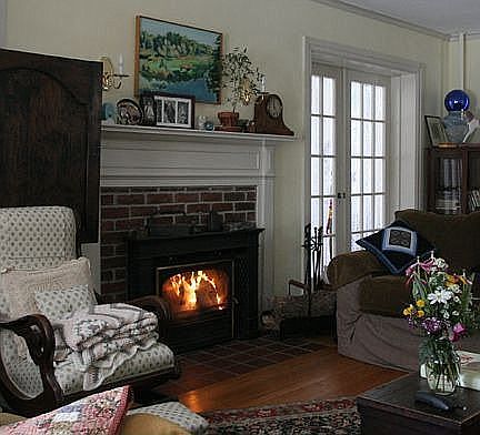 Livingroom with fireplace.