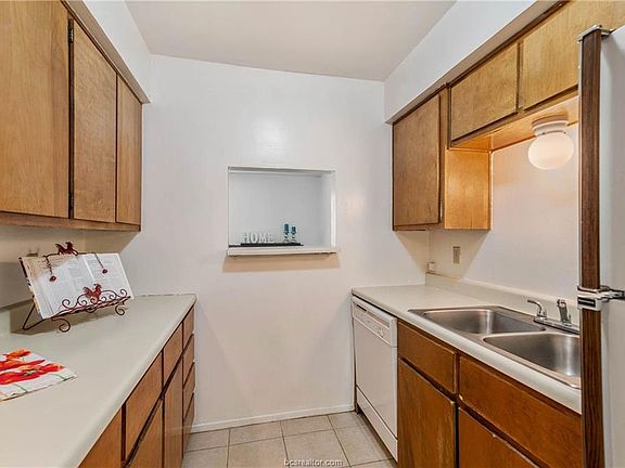 5th image of 1902 Dartmouth St APT M1