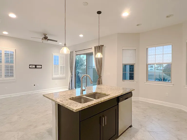 13147 Woodford St — Photo 18