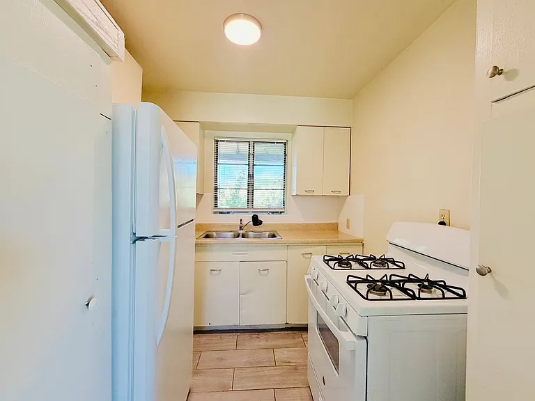 1 Bedroom Cottage Style Homes! — Photo 8