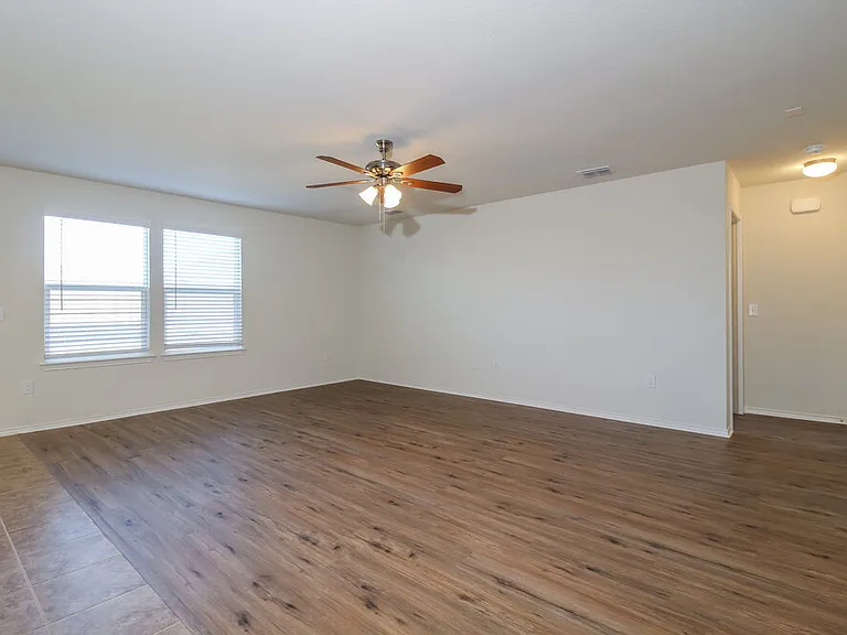 1449 Vernon Dr — Photo 3