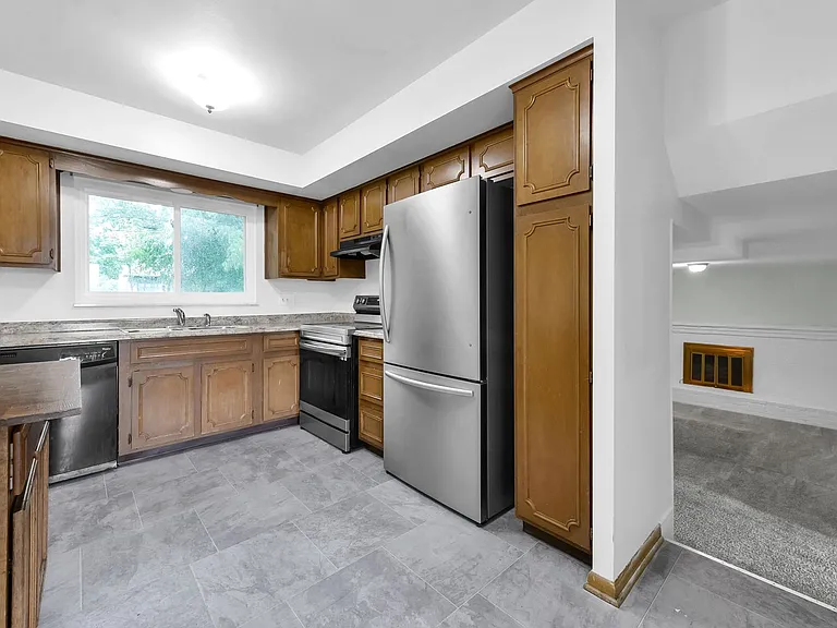 2032 Northcliff Dr — Photo 3